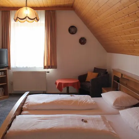 Pensión Zur Linde 3*